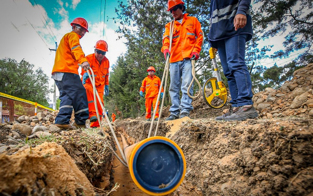 El viceministro de Hidrocarburos del Ministerio de Energía y Minas (MINEM), Luis Enrique Jiménez, sostuvo una reunión de coordinación con Martín Mejía del Carpio, director general de Cálidda, en el marco de las conversaciones orientadas a impulsar el proyecto de adenda para la masificación del gas natural en regiones del centro y sur del país. Durante el encuentro, se destacó la importancia estratégica de esta iniciativa, debido a su impacto en el fortalecimiento del sector energético nacional y en la mejora de la calidad de vida de la población, así como las acciones avanzadas y las coordinaciones que se vienen desarrollando con instituciones involucradas. El viceministro Jiménez señaló que, a través de sesiones conjuntas, se vienen recogiendo los puntos de vista del Ministerio de Economía y Finanzas (MEF), Proinversión y el Organismo Supervisor de la Inversión en Energía y Minería (Osinergmin), con el objetivo de consolidar una propuesta técnica, sostenible y alineada con las políticas públicas del sector. Esta propuesta busca beneficiar a las regiones de Apurímac, Ayacucho, Cusco, Puno, Junín, Huancavelica y Ucayali, permitiéndoles acceder al gas natural como una fuente de energía más limpia, eficiente y accesible, contribuyendo al desarrollo económico regional, la competitividad productiva y el bienestar de sus ciudadanos.