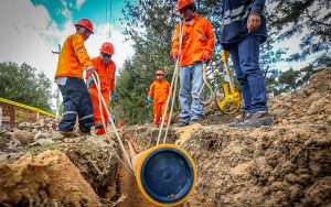 El viceministro de Hidrocarburos del Ministerio de Energía y Minas (MINEM), Luis Enrique Jiménez, sostuvo una reunión de coordinación con Martín Mejía del Carpio, director general de Cálidda, en el marco de las conversaciones orientadas a impulsar el proyecto de adenda para la masificación del gas natural en regiones del centro y sur del país. Durante el encuentro, se destacó la importancia estratégica de esta iniciativa, debido a su impacto en el fortalecimiento del sector energético nacional y en la mejora de la calidad de vida de la población, así como las acciones avanzadas y las coordinaciones que se vienen desarrollando con instituciones involucradas. El viceministro Jiménez señaló que, a través de sesiones conjuntas, se vienen recogiendo los puntos de vista del Ministerio de Economía y Finanzas (MEF), Proinversión y el Organismo Supervisor de la Inversión en Energía y Minería (Osinergmin), con el objetivo de consolidar una propuesta técnica, sostenible y alineada con las políticas públicas del sector. Esta propuesta busca beneficiar a las regiones de Apurímac, Ayacucho, Cusco, Puno, Junín, Huancavelica y Ucayali, permitiéndoles acceder al gas natural como una fuente de energía más limpia, eficiente y accesible, contribuyendo al desarrollo económico regional, la competitividad productiva y el bienestar de sus ciudadanos.