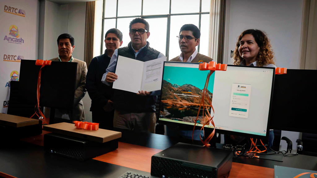 Antamina-fortalece-la-gestión-vial-en-Áncash-con-la-entrega-de-modernos-equipos-informáticos