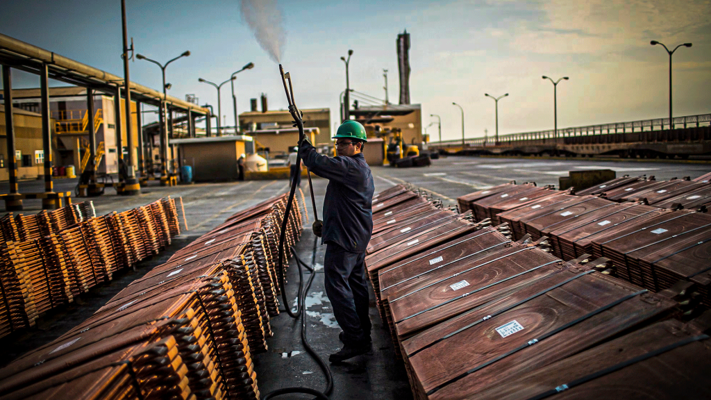 La SNMPE informó que las exportaciones mineras peruanas sumaron US$ 35,611 millones entre enero y mayo de 2026, impulsadas por el cobre y el oro.