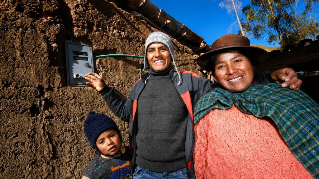 MINEM culminó dos proyectos de electrificación rural en Huancavelica que beneficiarán a más de 7,900 ciudadanos.