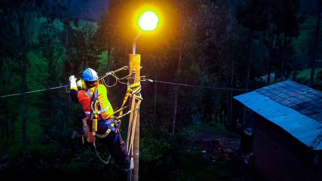 MINEM culminó nueve proyectos de electrificación rural que benefician a más de 33 mil ciudadanos en seis regiones del Perú.