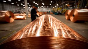 El precio del cobre se mantiene sobre los US$ 14,000 por tonelada impulsado por la escasez de oferta y las compras en Estados Unidos.