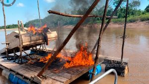Ucayali destruyó cuatro balsas utilizadas para minería ilegal durante un operativo realizado en el río Aguaytía.