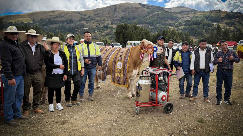 Gold Fields entrega equipos para fortalecer la ganadería en Pilancones