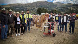 Gold Fields entrega equipos para fortalecer la ganadería en Pilancones
