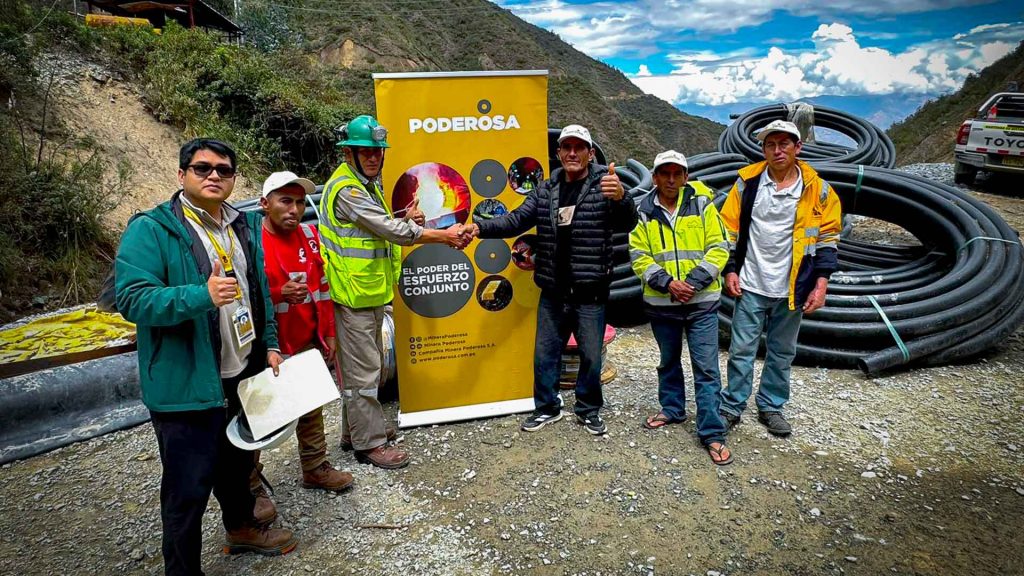 Minera Poderosa entrega materiales para reactivar canal de riego en Pataz