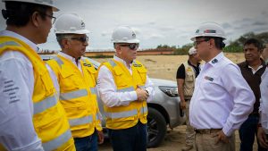 Autoridades y APUCORP durante los trabajos de descolmatación preventiva del río Tumbes