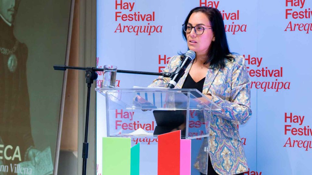 Dependerá de la fotografía que utilices. Si es una imagen de los representantes de la empresa, puedes colocar: «Representantes de Teck Zafranal durante la presentación de sus iniciativas culturales».