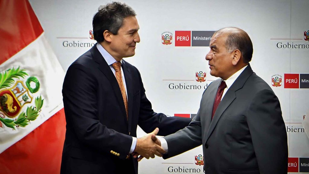 Representantes de Anglo American y del Ministerio del Interior durante la firma del convenio para entregar 14 patrulleros a Moquegua.