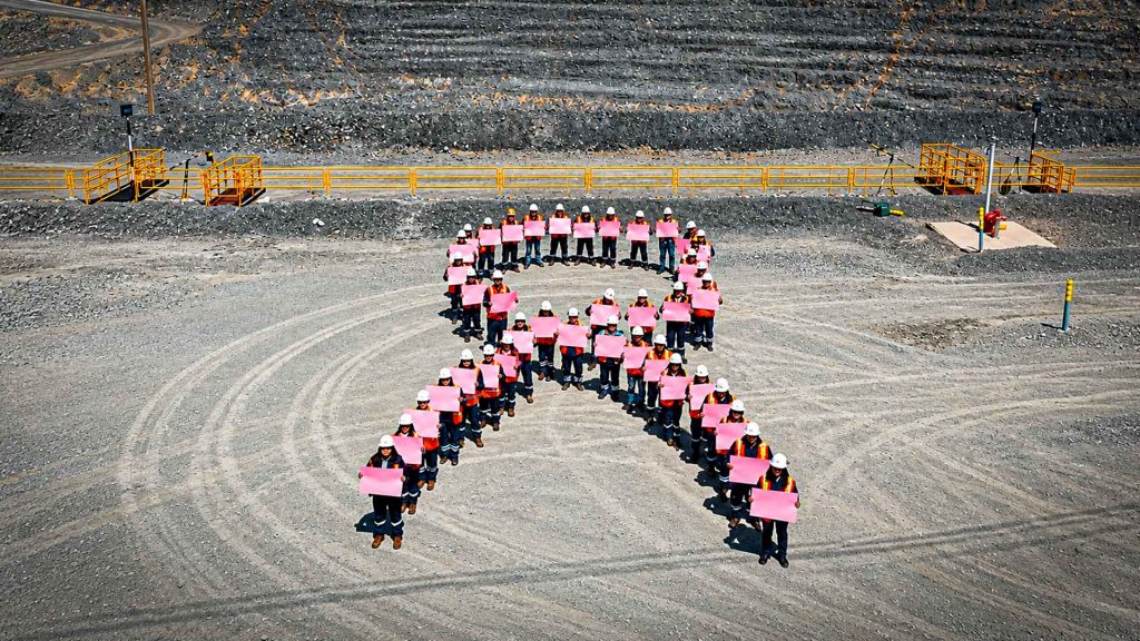Trabajadores de Antamina forman lazos rosado y celeste durante campaña de prevención del cáncer