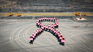 Trabajadores de Antamina forman lazos rosado y celeste durante campaña de prevención del cáncer