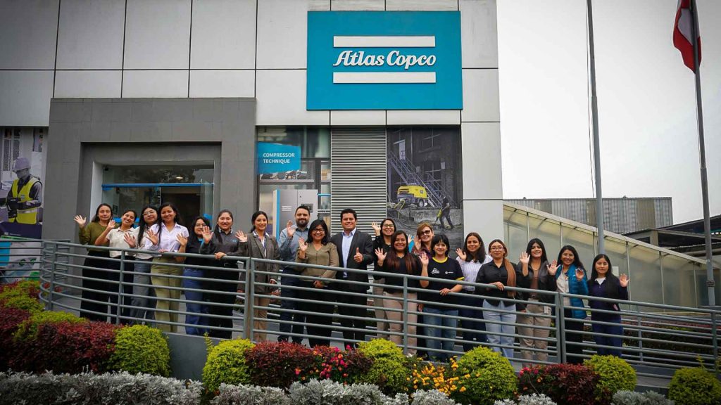 Representantes de Atlas Copco Perú y CETEMIN durante el lanzamiento del programa de mentoría Inspirando a futuras líderes.