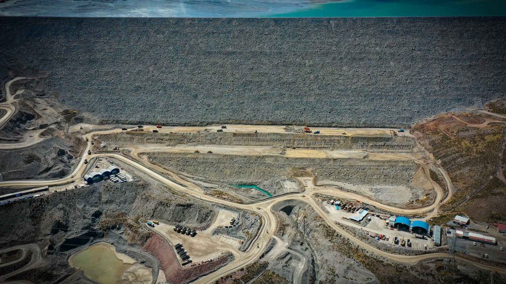 Vista de un depósito de relaves mineros y sus instalaciones de almacenamiento (foto referencial)