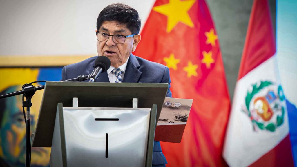 Representantes de China y Perú participan en un seminario sobre transición energética, cambio climático y energías limpias en Lima.