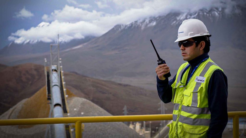 Trabajadores mineros en una operación de Perú, donde el empleo minero alcanzó un récord en julio de 2026.