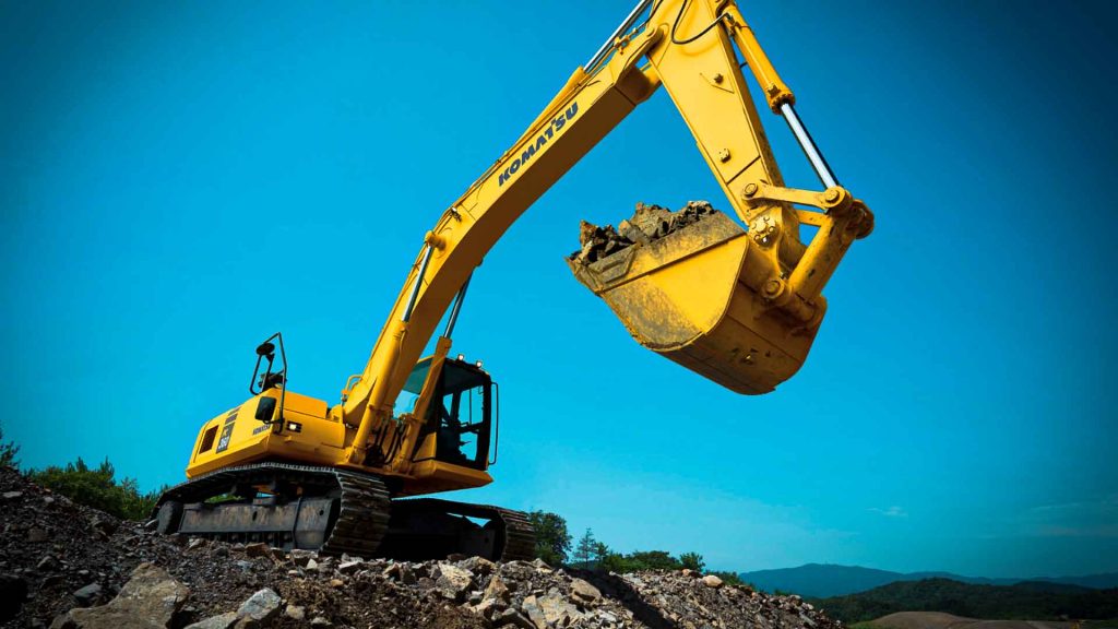 Maquinaria pesada de Komatsu-Mitsui, empresa que prevé invertir hasta US$ 35 millones en equipos ante el Fenómeno El Niño.