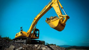 Maquinaria pesada de Komatsu-Mitsui, empresa que prevé invertir hasta US$ 35 millones en equipos ante el Fenómeno El Niño.