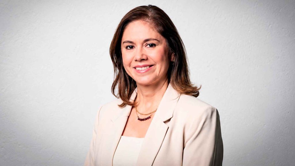 Magaly Bardales, directora del IIMP, destaca los desafíos para retener el talento femenino en la minería peruana.