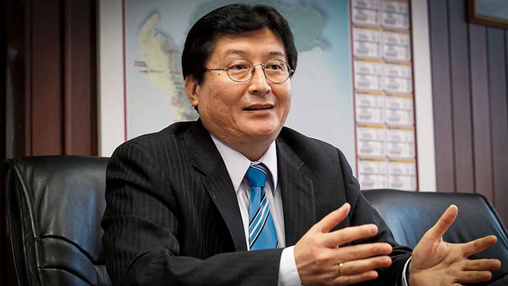 Guillermo Shinno, ministro de Energía y Minas, anuncia medidas para reducir los trámites mineros e impulsar las inversiones en Perú.