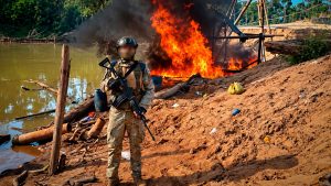 Operativo contra la minería ilegal en Madre de Dios con destrucción de dragas y equipos en el distrito de Inambari.