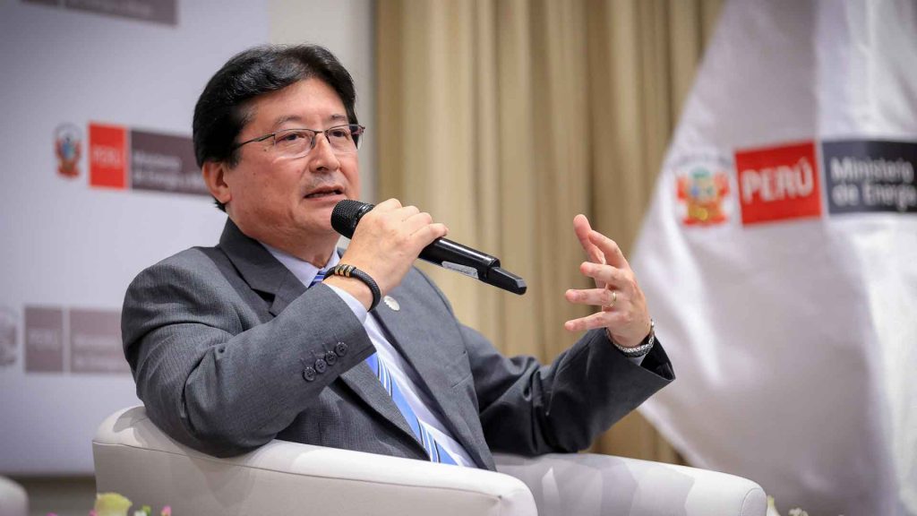 Guillermo Shinno, ministro de Energía y Minas, durante una declaración sobre el REINFO y la formalización minera