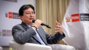 Guillermo Shinno, ministro de Energía y Minas, durante una declaración sobre el REINFO y la formalización minera