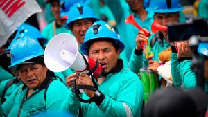 Trabajadores durante actividades de pequeña minería en Perú.