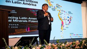 Rómulo Mucho durante una conferencia sobre minería y demanda de cobre