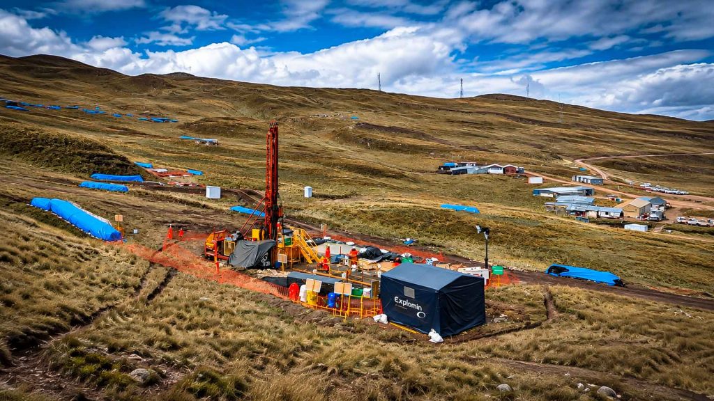 Mapa geológico del proyecto Ayawilca de Tinka Resources, con ubicación del depósito de plata Colquipucro y zonas mineralizadas.