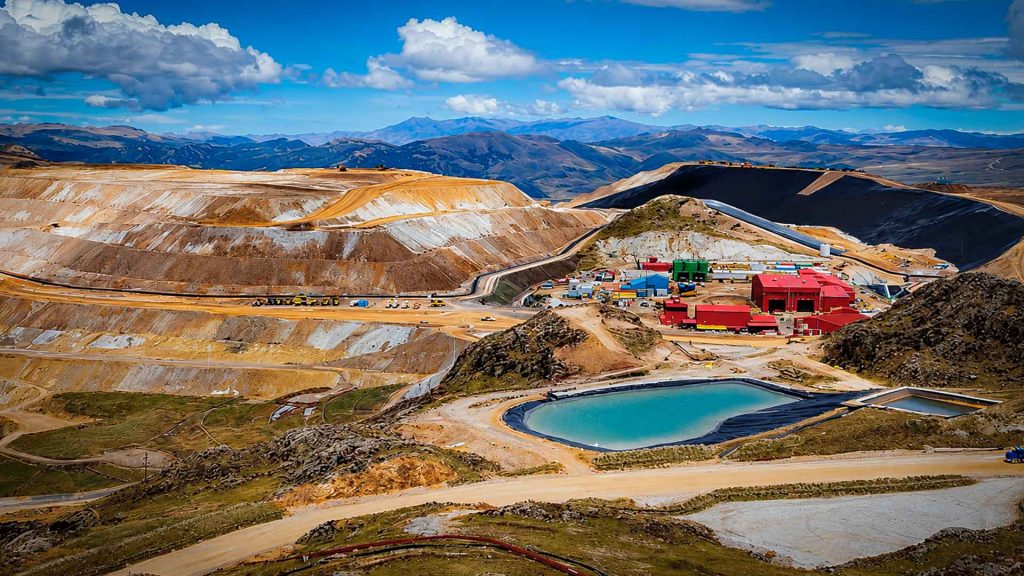 Tajo minero de Yanacocha en Cajamarca, donde se proyectan cambios en el plan de minado hasta 2027.